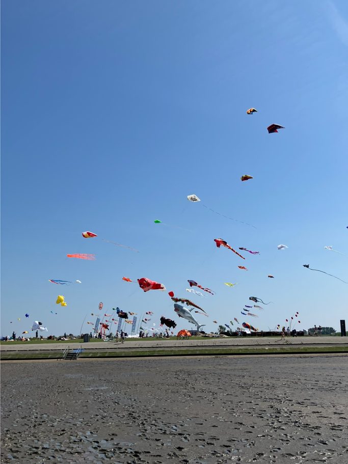 Drachen steigen lassen am Strand